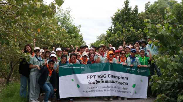 FPT ESG Champions Hold "Beach Clean-up: For Us, For the World" Event